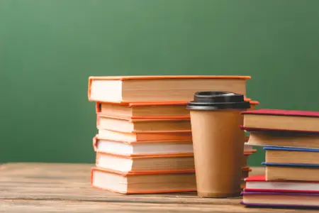 Buchvorstellung Stapel Bücher mit Kaffee